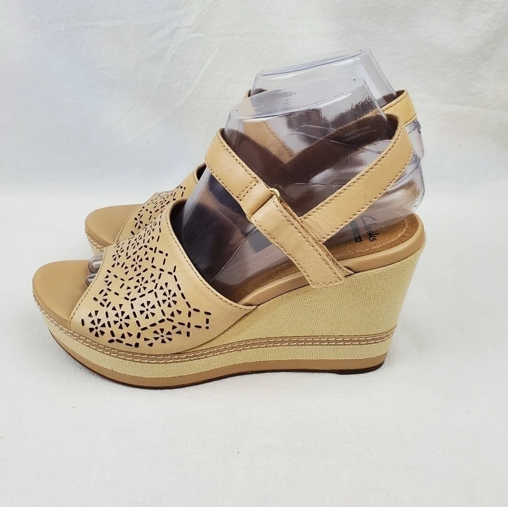Clarks Collection cream/ tan leather wedge sandals size 8.5 M